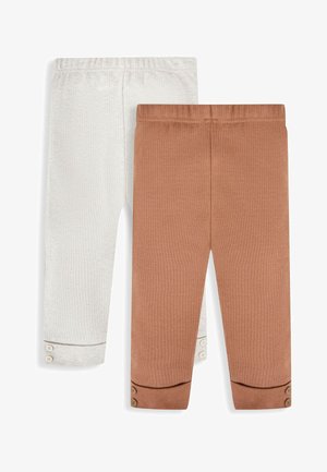 Due set di leggings a coste: uno in grigio chiaro con orlo con bottoni, l'altro in terracotta con un design simile con bottoni.