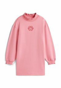 Vestido largo de manga larga rosa con un cuello alto con volantes, que presenta un gráfico en forma de corazón que dice "Ayudante de Mamá". Puños elásticos.