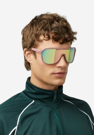 Roosade raamidega päikeseprillid, millel on suured, peegeldavad gradientläätse. Disainis on teravad nurgad ja sportlik esteetika.