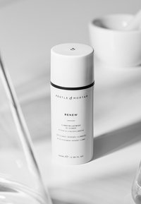 Pestle & Mortar Renew Gelreiniger in einer zylindrischen weißen Kunststoffflasche mit einem schwarzen Band, gekennzeichnet für aufhellende und leichte Anwendung.