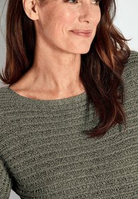 Groene gebreide trui met een textuurpatroon en een brede halslijn, met verlengde mouwen en een relaxte pasvorm.