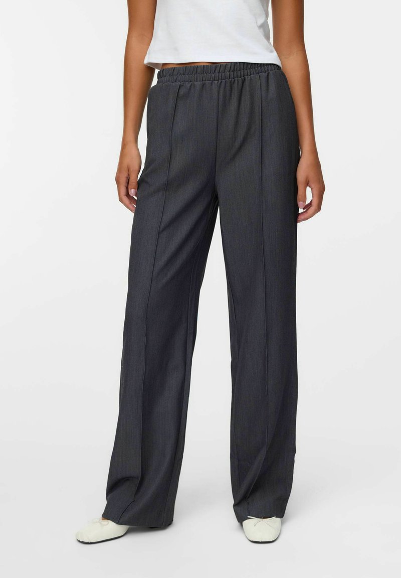 Pantalons gris à jambes larges avec une taille élastique et des rayures verticales. Le tissu semble lisse avec une texture douce.