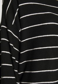 Schwarzer Pullover mit weißen horizontalen Streifen, aus weichem Stoff, mit einer lockeren Passform und einem schrägen Ausschnitt.