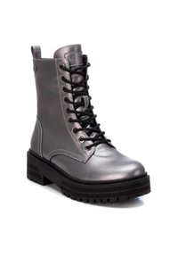 Botines tobilleros metálico plateado con cordones negros, puntera redonda, suela negra robusta y detalles de costura decorativa a lo largo de los bordes.