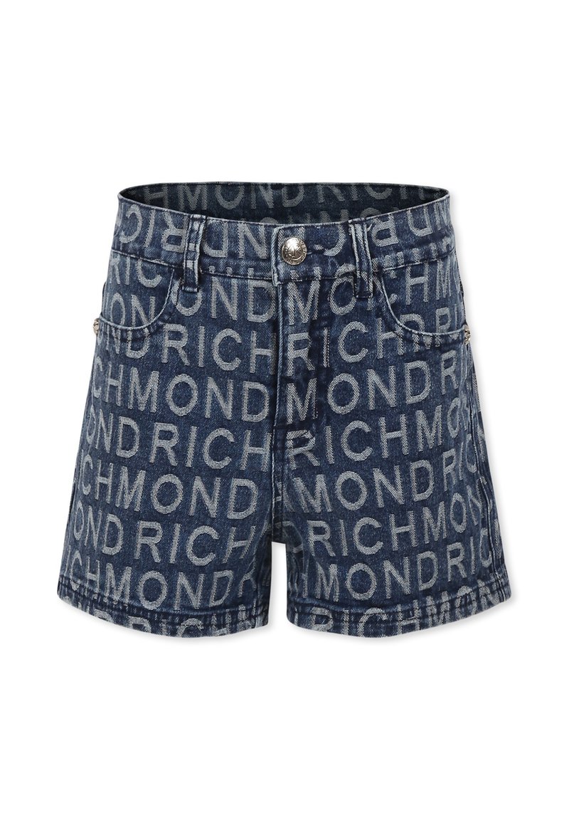 Shorts in denim con motivo testuale ripetuto "RICHMOND" su sfondo bianco, con bottone frontale, passanti per cintura e tasche anteriori.