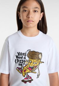 Bílý tričko s kreslenou postavičkou pizzy na skateboardu, s tučným černým textem a barevnými grafickými detaily.