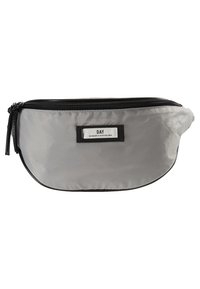 Szary nylonowy worek o zaokrąglonym kształcie, z zamkiem błyskawicznym na górze i czarną metką z napisem "DAY." Posiada elegancką, gładką teksturę i minimalistyczny design.