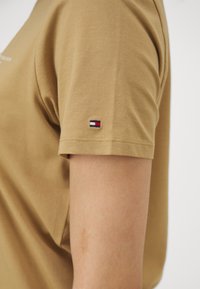 Tommy Hilfiger MINI LOGO - Jednoduché tričko - classic khaki