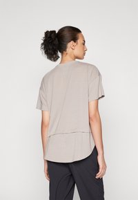 New Balance DRAPEY OVERSIZED - Camiseta estampada - light mushroom