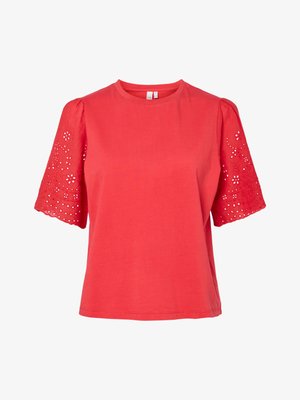 Rød bomull T-skjorte med korte ermer som har broderte øyler. Rund hals, avslappet passform og glatt tekstur.