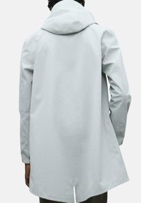 Abrigo impermeable gris claro con capucha, mangas largas y corte recto con aberturas laterales, fabricado en un material suave y duradero.