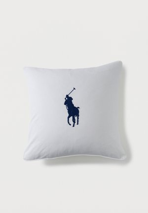 Cojín cuadrado blanco con un jugador de polo en caballo bordado en azul marino, sosteniendo un mazo levantado, centrado en la tela.