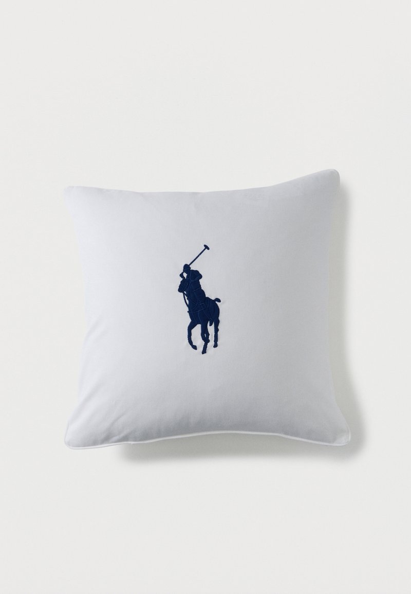 Λευκό τετράγωνο μαξιλάρι με κεντημένο στη μέση του υφάσματος έναν παίκτη πόλο σε σκούρο μπλε, πάνω σε άλογο, που κρατά ένα υψωμένο μαλέτι.