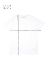 Camiseta blanca de manga corta con una cinta métrica que muestra una longitud de 75 cm verticalmente y un ancho de 52 cm horizontalmente. Las medidas están etiquetadas en la esquina superior izquierda.