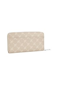 Portafoglio in pelle beige con motivo a foglia bianca, chiusura con zip e superficie liscia. Presenta un'etichetta in metallo argentato per un facile accesso.