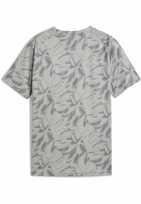 Pilkos spalvos trumpomis rankovėmis marškiniai su subtiliu abstrakčiu raštu tamsesnėje pilkoje spalvoje, pagaminti iš tekstūrinės medžiagos, su apvaliu kaklu ir tiesiu apatine dalimi.