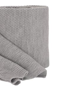 Sciarpa grigia lavorata a maglia con motivo strutturato e bordi a coste, caratterizzata da un tessuto morbido e estremità arrotolate per un aspetto accogliente.