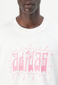 adidas Originals GRAPHIC TEE UNISEX - Marškinėliai su spaudiniu - white