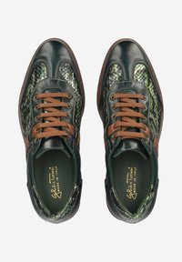 Baskets en cuir vert avec texture serpent, lacets marron et détails contrastants. Bout rond et semelle en caoutchouc plate. Fabriquées en Italie.