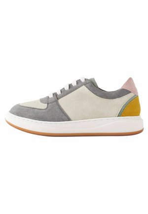 Multifarvet sneakers i ruskind og læder, med nuancer af grå, creme, grøn, pink og gul; lav profil, hvid sål.