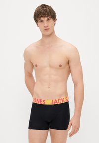 Černé boxerky s elastickým páskem v žluté a růžové barvě se značkou "JACK & JONES", vyrobené z měkké bavlněné směsi.