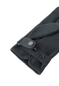 Tmavohnedá rukavica s gombíkovým zápästím a kovovými cvokmi, ukazujúca podrobné prešívanie a jemnú textúru látky.