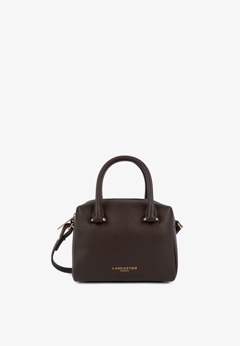 Sac à main en cuir marron foncé avec deux poignées et une bandoulière amovible, avec des ferrures dorées et le logo "Lancaster Paris" à l'avant.