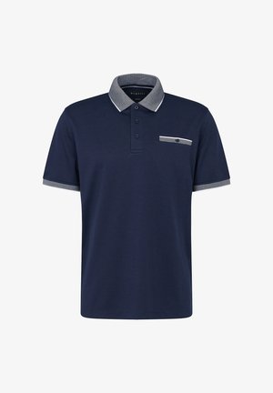 Polo di colore blu navy con colletto, tre bottoni e dettagli grigi a contrasto sul colletto e sulle maniche. Presenta una tasca sul petto.