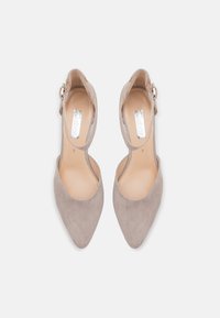 Tacchi alti beige in suede con punta affilata, ritagli laterali e cinturino alla caviglia con fibbia in metallo. Fodera interna liscia.
