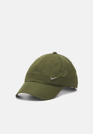 Olivengrøn baseballkasket med buet skygge og lille sølv Nike-swoosh-logo på frontpanelet, sat mod en ensfarvet hvid baggrund.