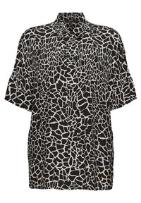 Chemise à manches courtes noire avec un motif imprimé girafe blanc, dotée d'un col pointu et d'une coupe décontractée avec une fermeture boutonnée sur le devant.