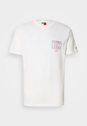 Baltas medvilninis marškinėlis trumpomis rankovėmis, su daugiakalbe logotipu kairėje krūtinės pusėje ir mažu prekės ženklo akcentu ant rankovės.