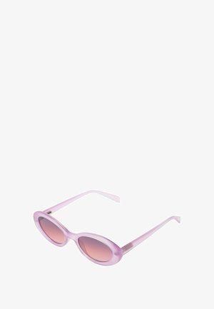 Lunettes de soleil translucides violettes avec des verres ovales, teinte dégradée du rose au transparent, branches fines et accents métalliques minimalistes.