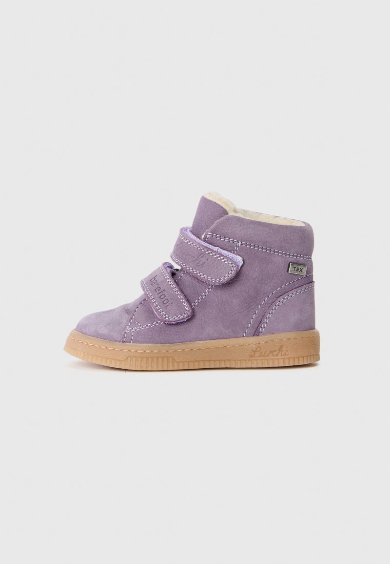 Violets zamšas potītes ar divām velcro siksnām, mīksts iekšējais oderējums un teksturēta gumijas zole. Iezīmēts ar izšūtu dizainu un zīmola etiķeti.