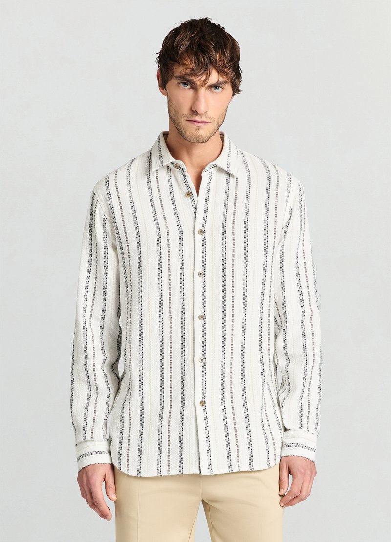Weißes langärmliges Hemd zum Knöpfen mit vertikal gestreifter Struktur und dezenten grauen Akzenten. Standardkragen, mit Knöpfen versehene Manschetten.