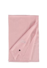Écharpe rose clair en matériau doux, avec des bords à franges et un petit accent de bouton noir d'un côté.