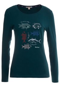 Langärmliges T-Shirt in Türkis mit gedruckten Fischmotiven in Weiß, Rot und Blau. Runder Halsausschnitt und weiches Baumwollmaterial. Barbour-Branding enthalten.