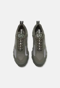 EA7 Emporio Armani ULTIMATE KOMBAT UNISEX - Sportcipő - triple beetle/silver