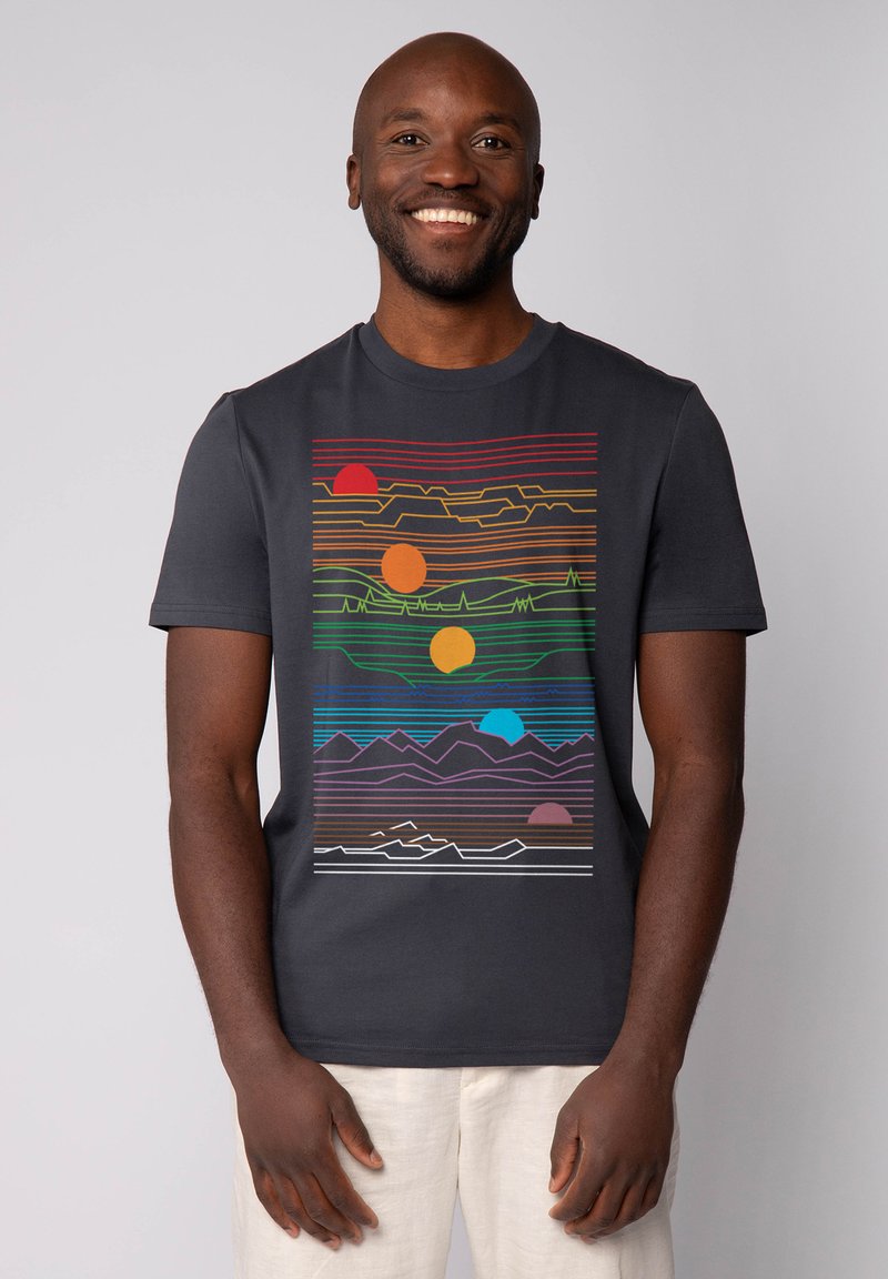 Donkergrijze T-shirt met een meerkleurig geometrisch landschap ontwerp, met lijnen die bergen en zonnen in oranje, rood en blauwe tinten uitbeelden.