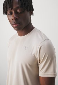 Puma PERFORMANCE TEE - Camiseta deportiva - putty