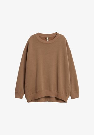 Bruine oversized crewneck-trui met lange mouwen en geribbelde manchetten en zoom, getoond op een witte achtergrond.