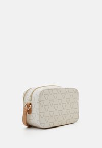 Pochette beige con zip Valentino con hardware dorato. Presenta un motivo a logo, una superficie liscia e un manico in pelle color sabbia. Forma rettangolare compatta.