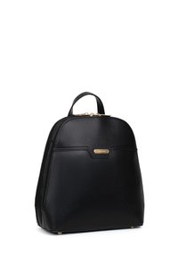 Zaino in pelle nera con design strutturato, hardware dorato, manico superiore e chiusura con zip. Presenta una superficie liscia e texturizzata.