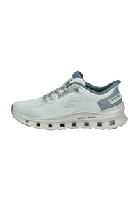 Sneaker in rete azzurro chiaro con accenti grigi, dotato di suola imbottita con fori d'aria e marchio "GLIDE-STEP" sul lato.