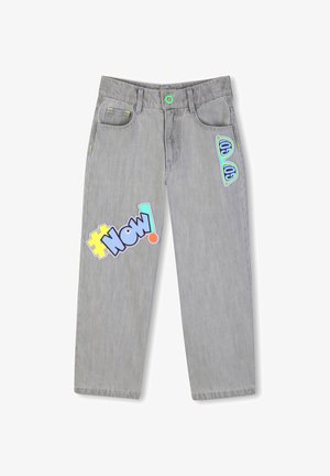 Grijze spijkerbroek van denim met een losse pasvorm. Voorzien van kleurrijke geborduurde patches, waaronder '#Now!' en een zonnebril, en groene accenten in de hardware.