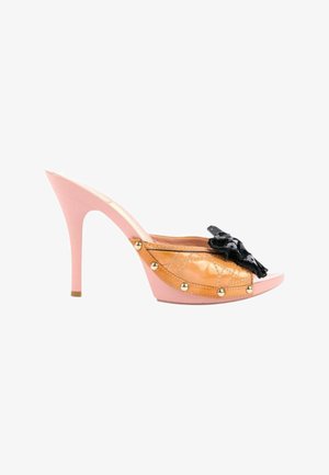 Mule à talon haut rose avec dessus orange brillant, clous dorés sur le côté et un nœud décoratif noir sur le dessus.