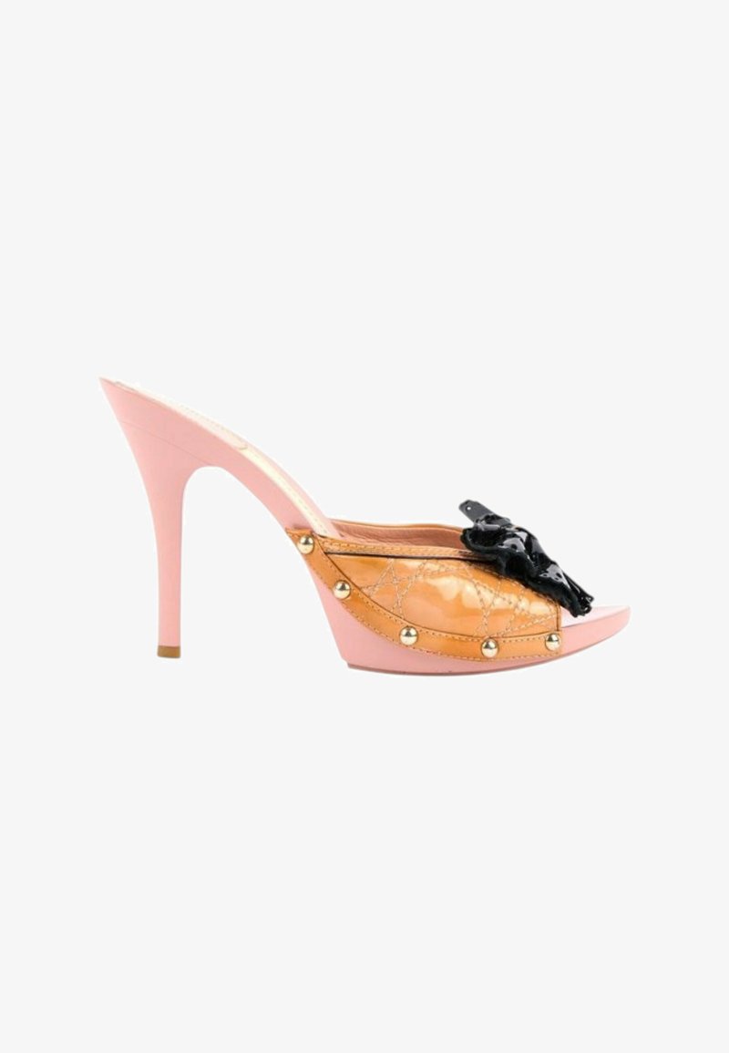 Mule à talon haut rose avec dessus orange brillant, clous dorés sur le côté et un nœud décoratif noir sur le dessus.