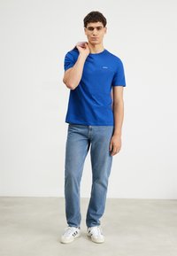 HUGO DERO - Jednoduché tričko - medium blue