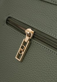 Borsa in pelle verde testurizzata con una cerniera dorata, caratterizzata da un design rettangolare e un logo del marchio impresso.