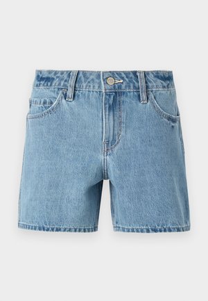 Shorts de mezclilla azul claro con corte recto, cinco bolsillos, presillas para cinturón y cierre de botón. Presenta costuras sutiles y una textura suave.
